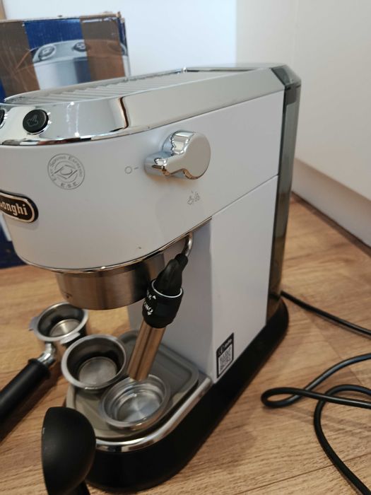 Kolbowy Ekspres Ciśnieniowy De'Longhi Dedica Style EC 685.W (Biały)