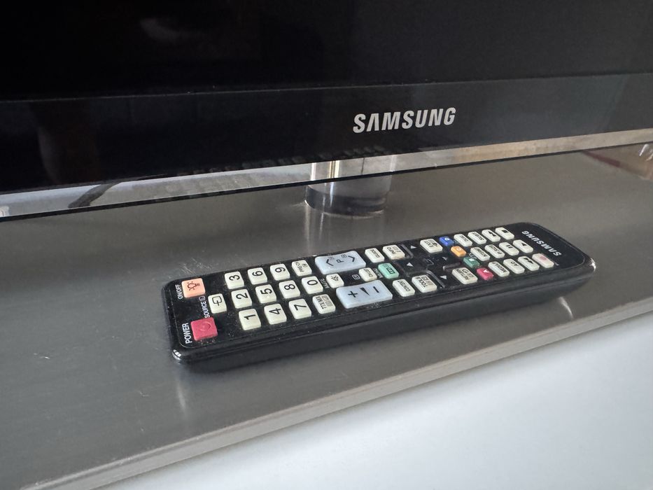 Telewizor marki Samsung o przekątnej 46 cali model UE46C6500UW