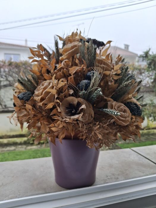 Vaso com arranjo flores secas