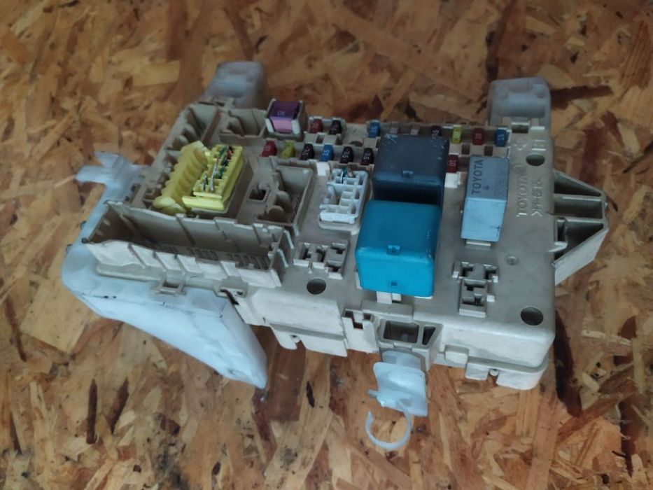 CAIXA DE FUSIVEIS TOYOTA COROLLA VERSO AR10 04-08 892210F010