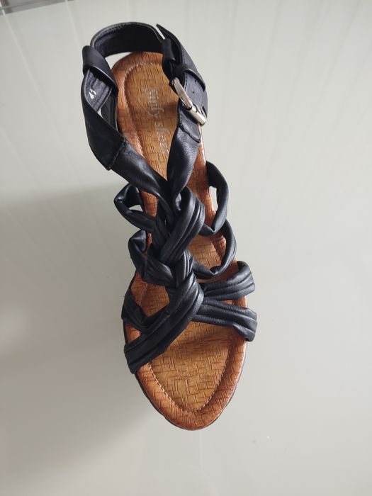 Sandały na koturnie