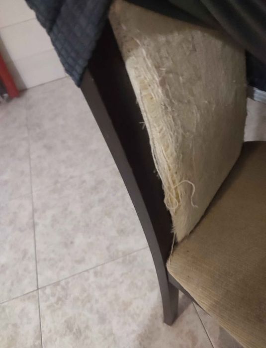 Mesa de jantar com 4 cadeiras pretas