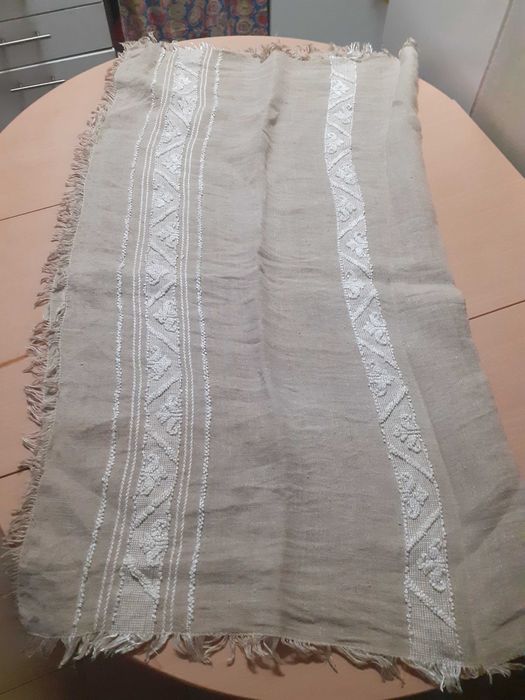 Toalha em linho, cor cru (com bordado branco)