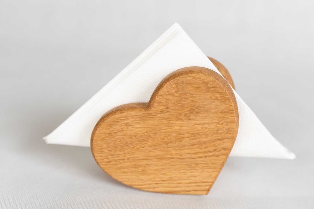 Serwetnik w kształcie serca z drewna dębowego