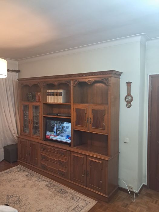 Vendo urgente para desocupar espaço! Uma cristaleira e uma estante 200