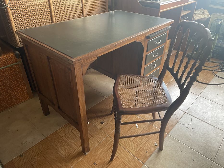 Secretaria e cadeira antigas de madeira