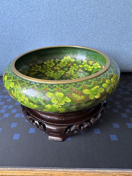 Vintage chińska misa cloisonne na drewnianej podstawie