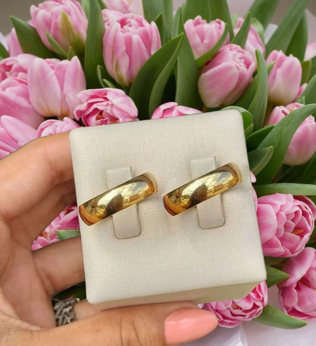 Elegancka tradycyjna para złotych OBRĄCZEK ślubnych