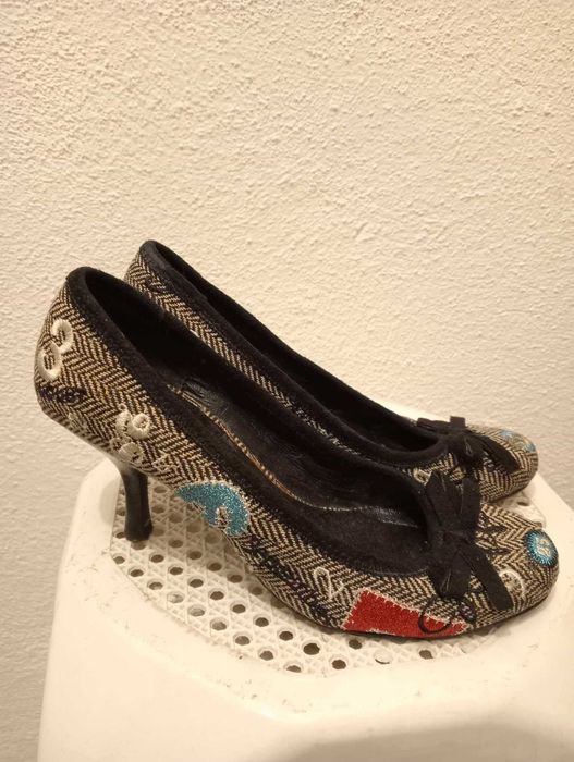 Sapatos em tecido com desenhos bordados