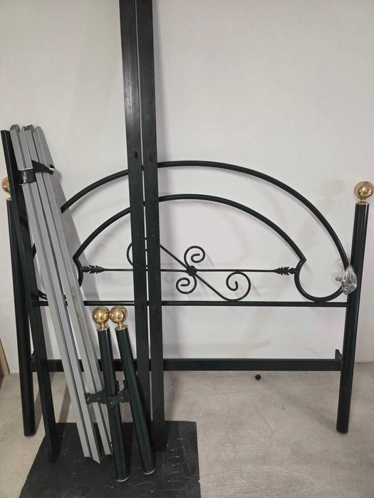 Cama verde com estrutura em ferro