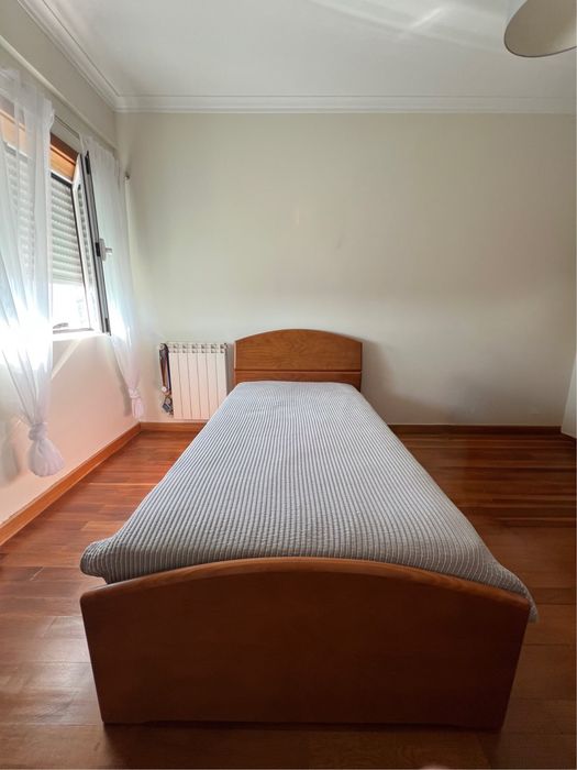 Cama Solteiro 190x100 com Arrumação 4 gavetas + Colchão + Mesa de cabeceira (Tudo em Madeira)