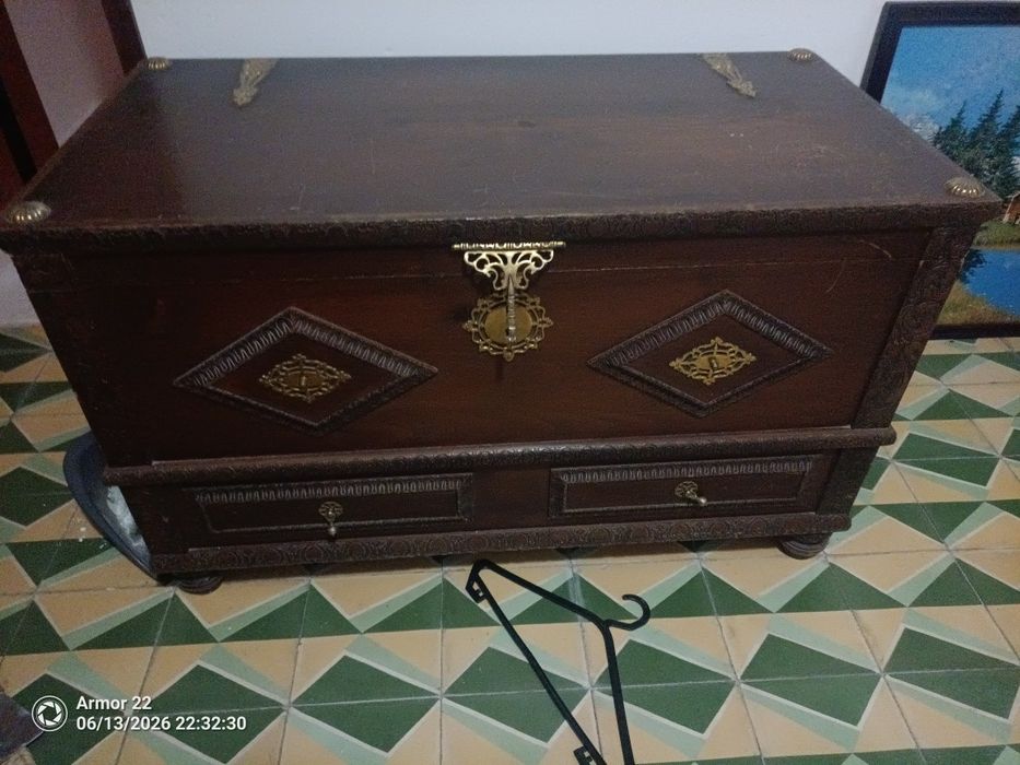 Quarto Antigo Completo..Cama/ Roupeiros /mesinhas de cabeceira/Colchão/Baú