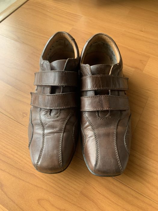 Sapatos em pele castanhos