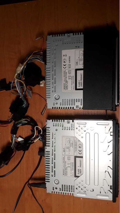 Dwa radia samochodowe Sony.