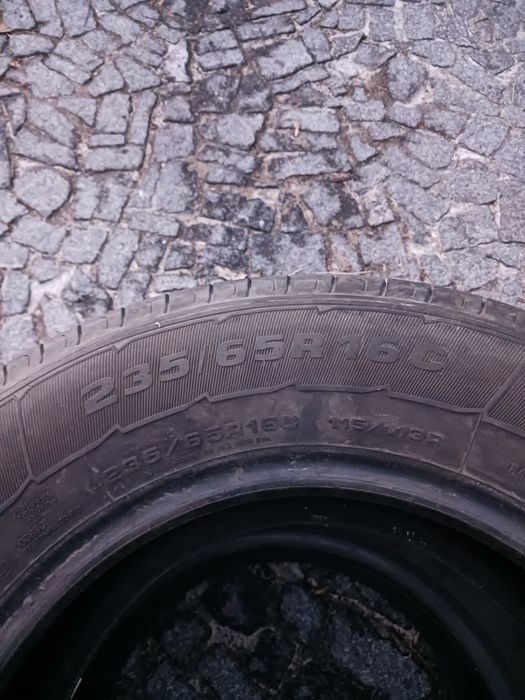 Vendo pneus semi-novos 235/65/16 C Goodyear
