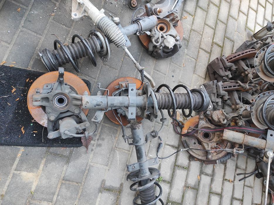 Sprzedam do reanult captur l 1.5 dCi piastę zwrotnice lewą amortyzator