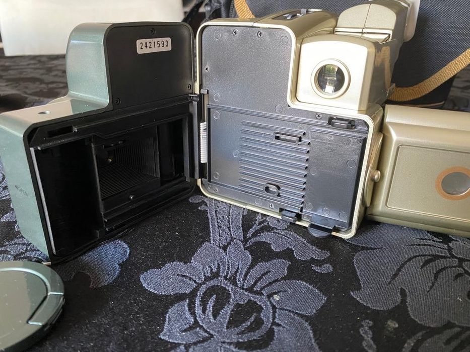 Máquina fotográfica de rolo com leitor de cassetes