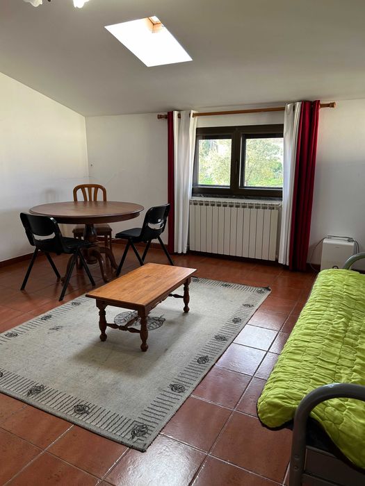 Arrendo quarto grande em moradia