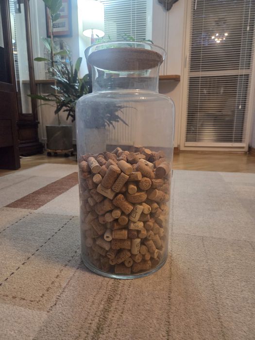 Duży słój z korkami dekoracja kuchnia bar altanka