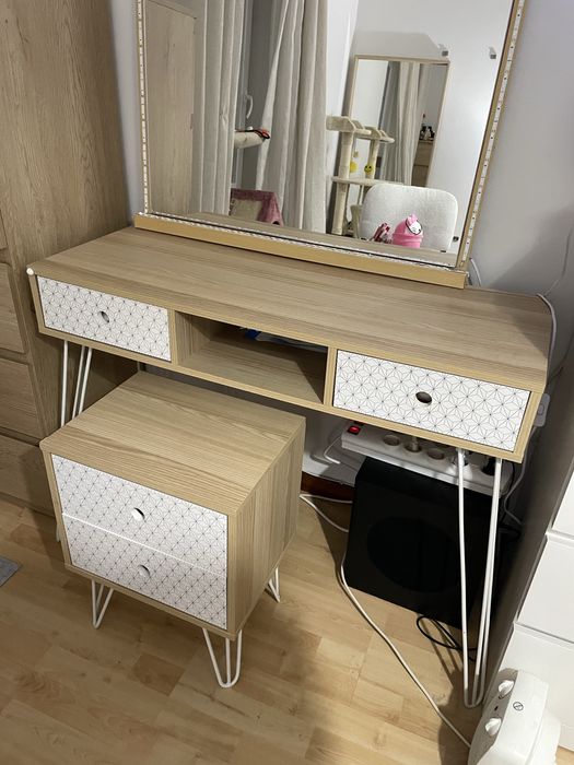 pentadeira com espelho e mesa de cabeceira