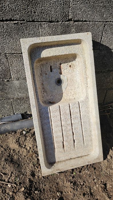 Pia de marmorite  antiga