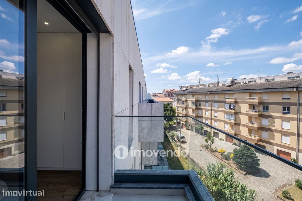 Apartamento T1+1, semi-novo, em Coimbra