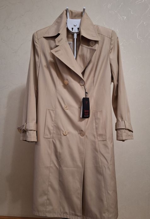 Жіночий бежевий плащ
