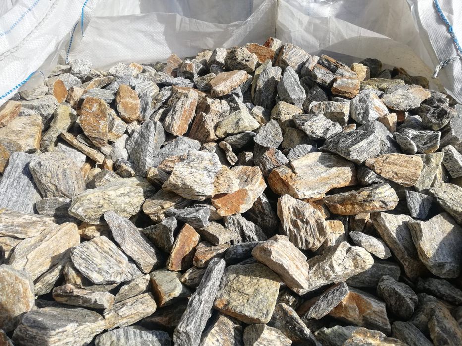 Kora kamienna z dostawą w big bagu gnejs kamień szary brąz plus głaz