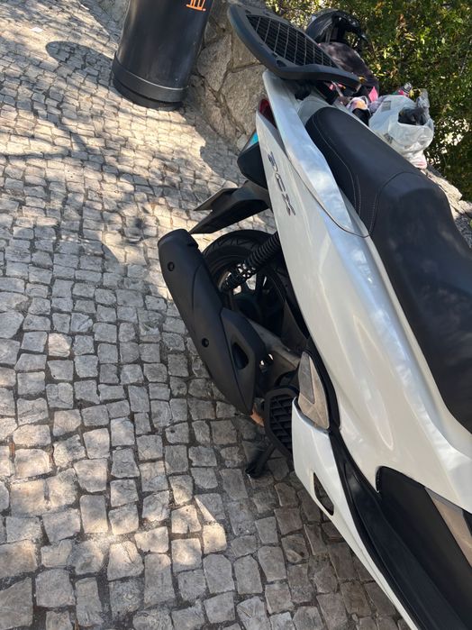 Motocicleta pcx branca
