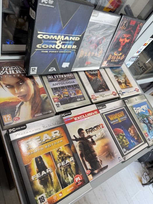 Komplet gier na PC stan doskonały m.in. Diablo 1 i 2 , C&C , Warcraft i wiele innych