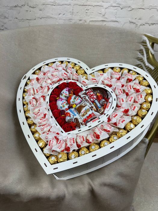 Подарунковий набір бокс шоколадний "Premium" з кіндерами для коханої