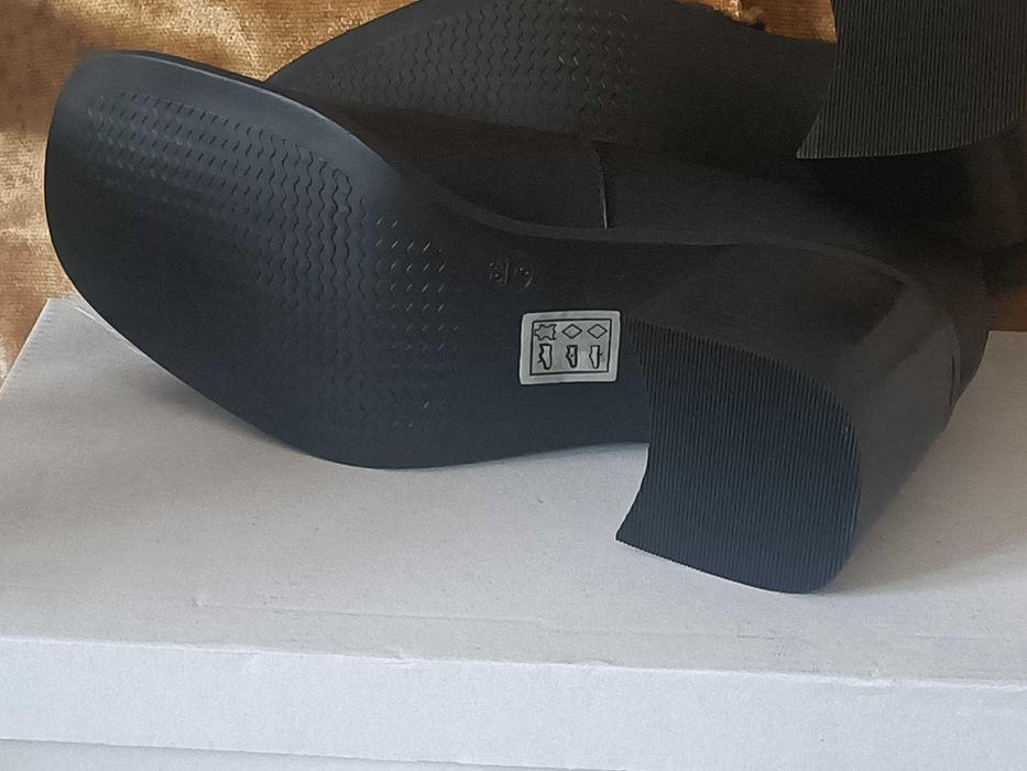 Sapatos em couro, cor preto salto quadrado, novos.