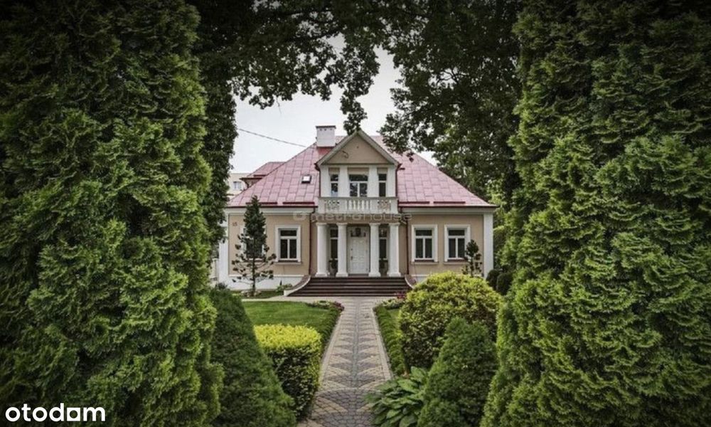 Dworek z okresu międzywojennego w centrum miasta