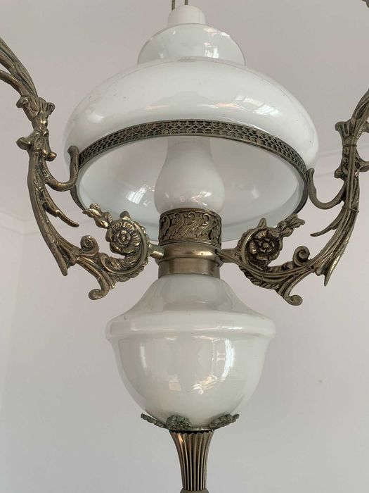 Lote de Iluminação Vintage/Clássica: Lustre + 7 Apliques em Bronze, Latão e Vidro