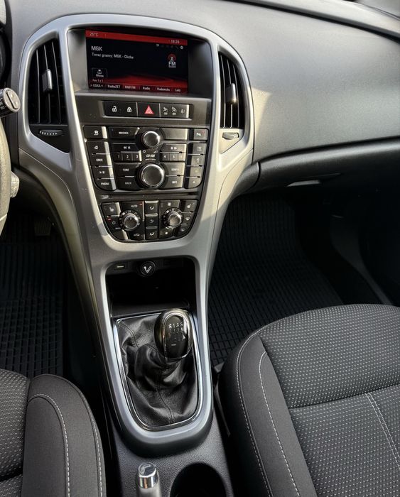 Opel astra j lift 1,6 cdti hak klima