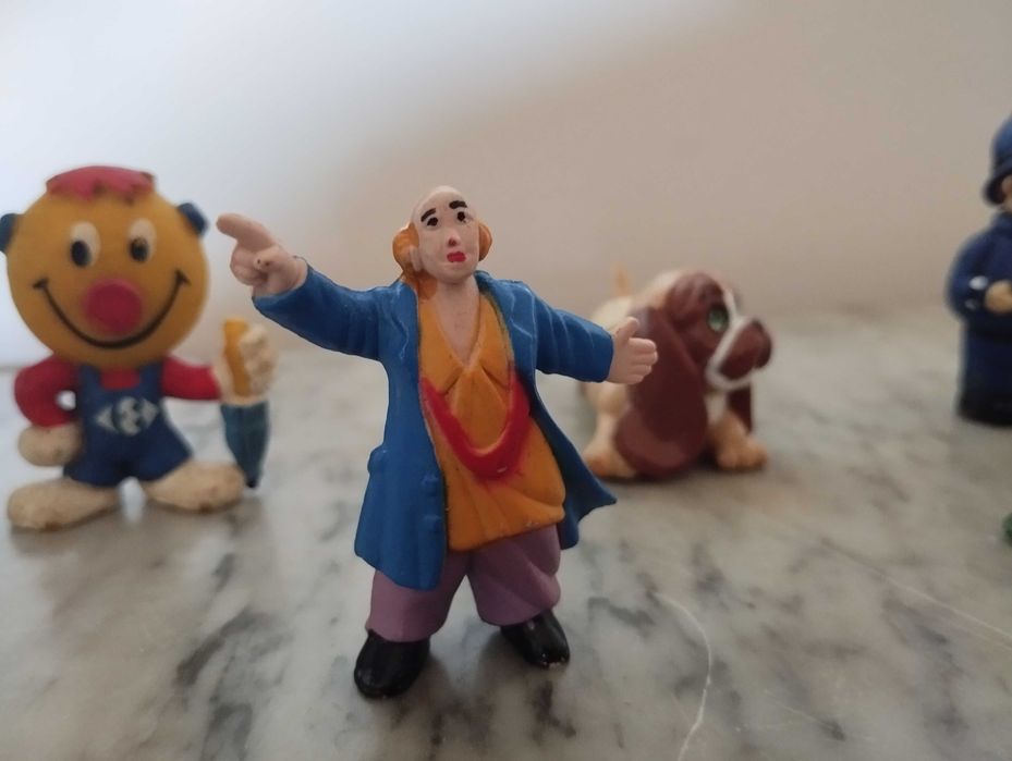 Lote de figuras colecionáveis.