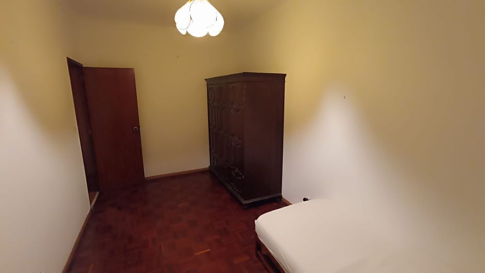 Aluga-se quarto com varanda