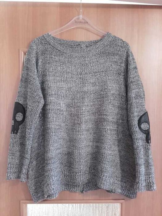 Szary sweter z czaszkami na łokciach r. S