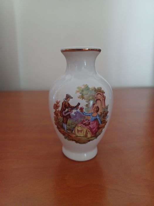 Jarrinha de porcelana com casal trovador