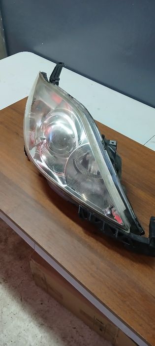 Sprzedam lampy przednie Mazda 5 2005 xenon