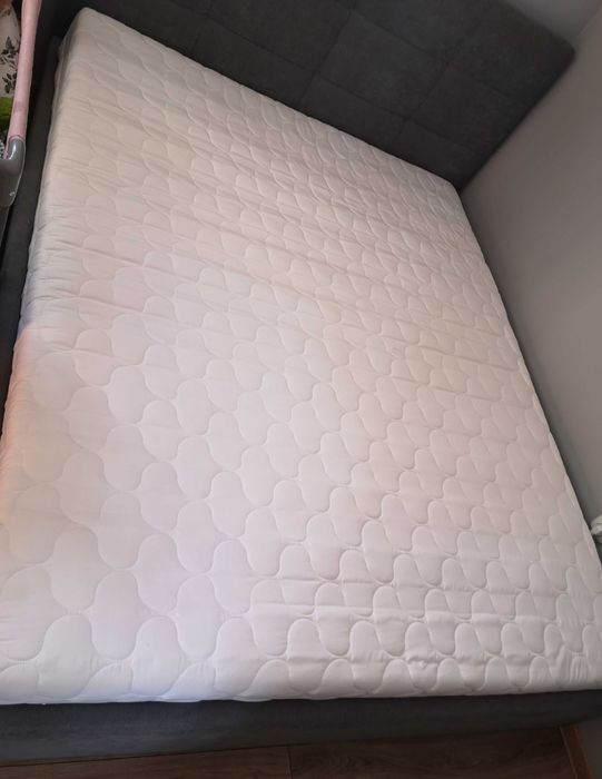 Łóżko z stelażem