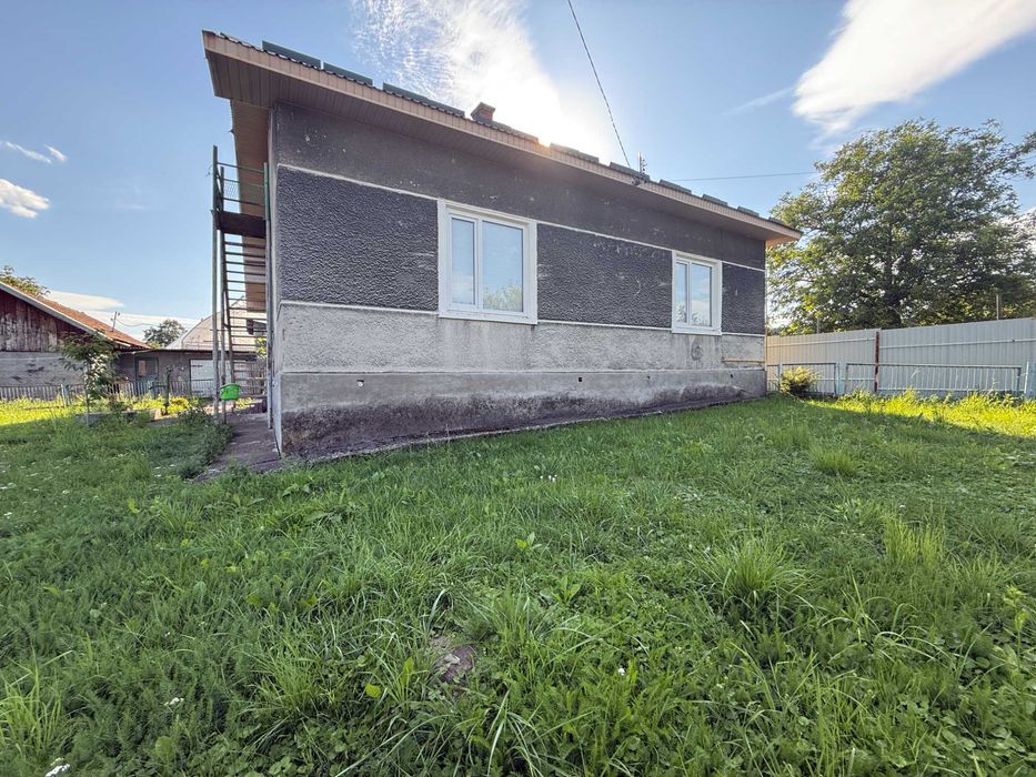 Продається власний цегляний будинок  в с.Луг  Львівської області.