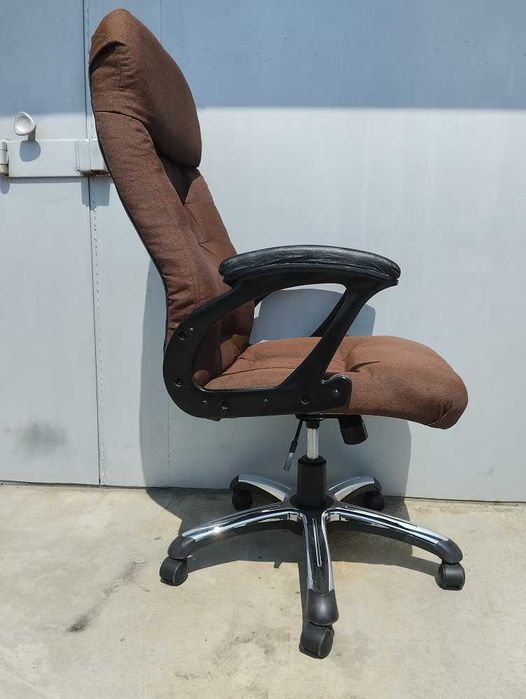 Крісло керівника. Комп'ютерний стілець на колесах.