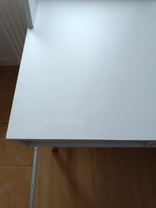 Biurko białe na nóżkach