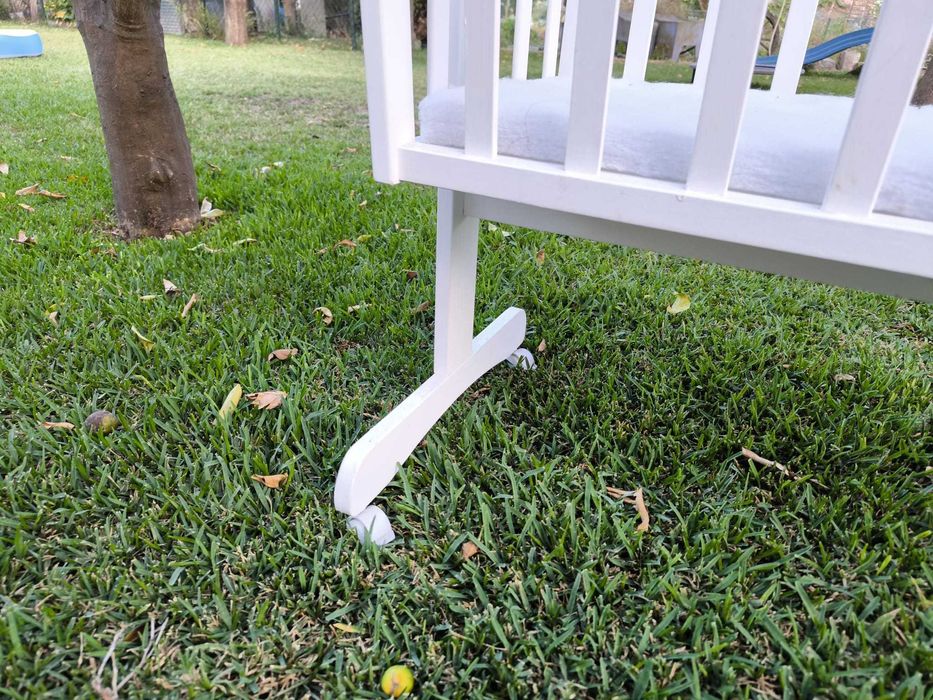 Berço de bebé, branco, com rodas