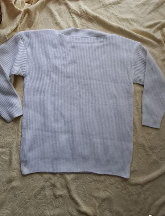 Sweter damski oversize z ozdobnymi guzikami, Bodyflirt