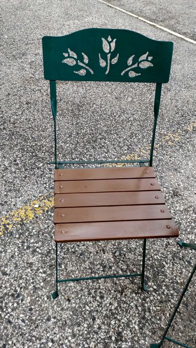Mesa e cadeiras de jardim rústico