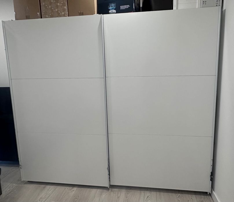 Biała przesuwna szafa