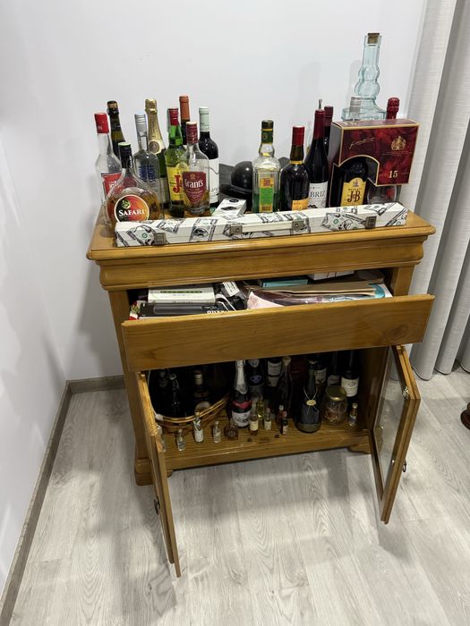 Móvel Bar em Madeira com Portas em Vidro