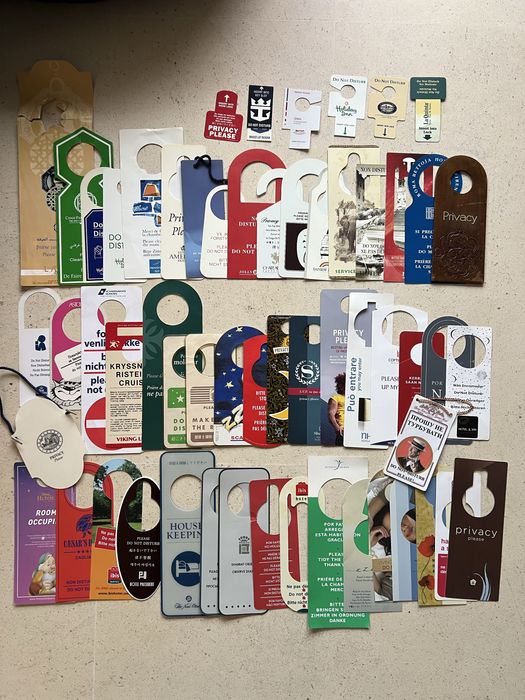 Colecao de pendurantes do not disturb de hoteis